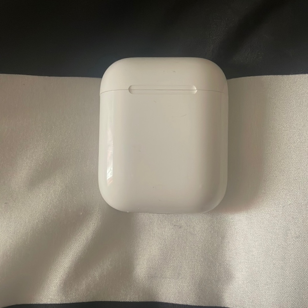Apple Airpods 1st generation.